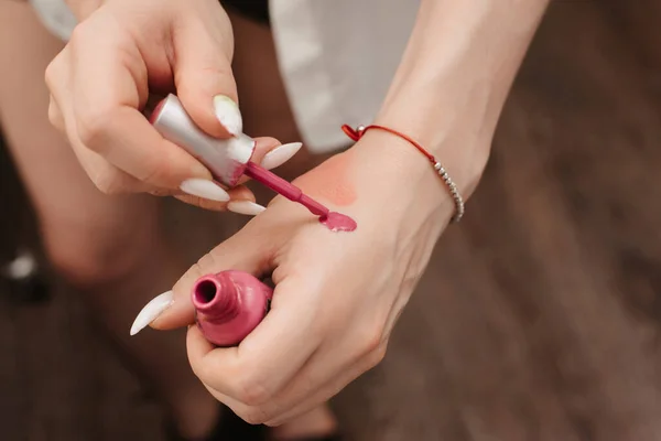A filmar num salão de beleza. Uma imagem das mãos de um maquiador que está digitando um produto cosmético com um pincel. — Fotografia de Stock