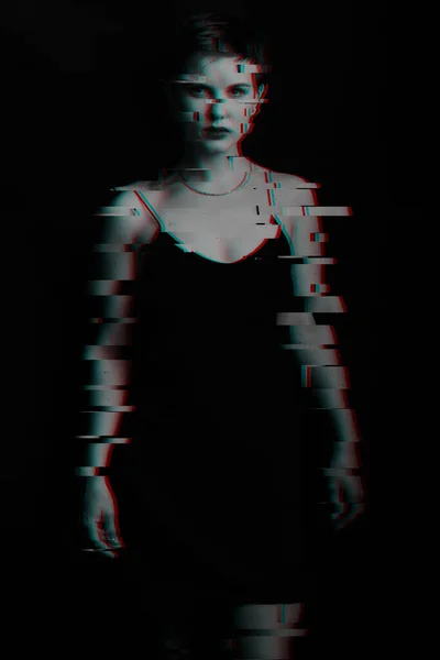 Retrato de uma menina bonita em pé sobre um fundo escuro. ruído é sobreposto na foto. Preto e branco com efeito de falha — Fotografia de Stock