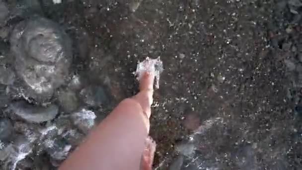 Tanned female legs. A young woman enters the sea. The concept of summer holidays. Slow motion video — Video Stock