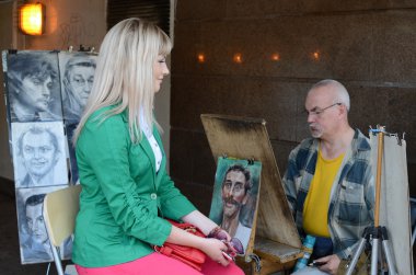 Alt geçide sokak ressam kız çizer