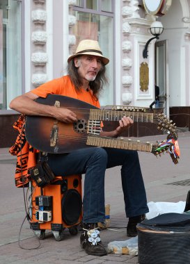 Sokak çalgıcısı eski arbat üzerinde