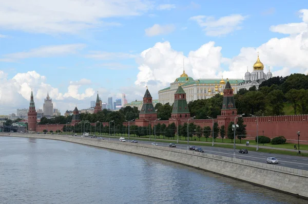 Sommaren utsikt över Kreml och Kreml vallen — Stockfoto