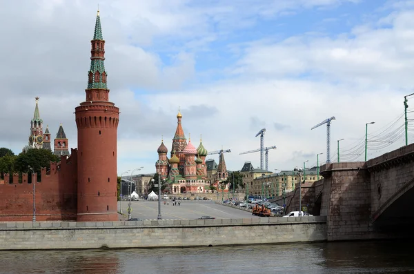 Moskva, utsikt över Kreml och St basil's cathedral — Stockfoto