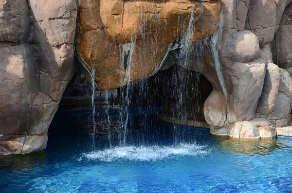 Pool in der Grotte — Stockfoto