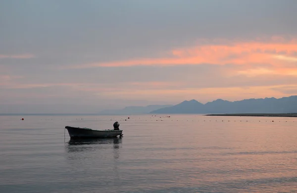 Avond. eenzame boot op zee — Stockfoto