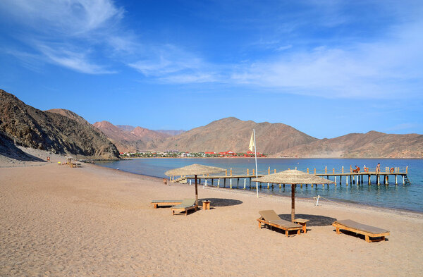 Вид на уединенный пляж и залив
