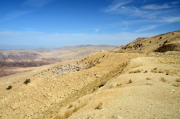 Jordan. Le terrain montagneux dans le désert — Photo