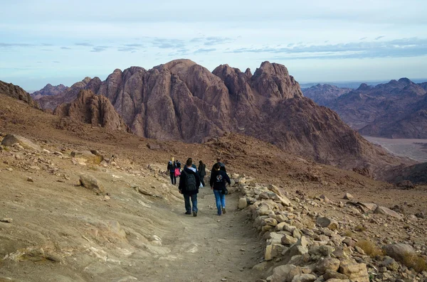 Туристы спускаются с горы Моисея, Египет — стоковое фото