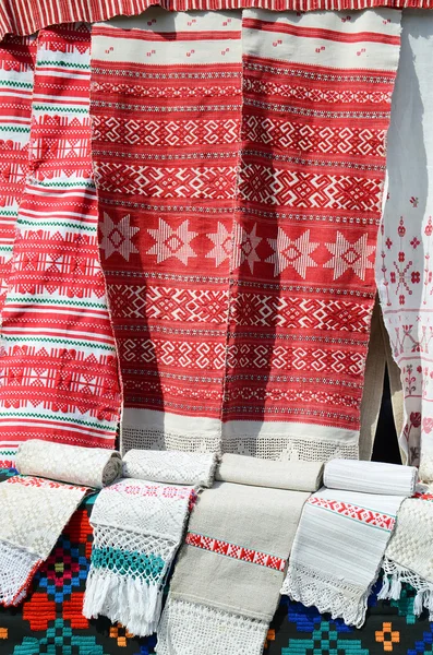 Toalhas bielorrussas com ornamento tradicional — Fotografia de Stock