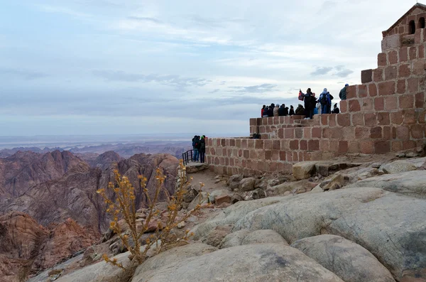 I turisti incontrano l'alba sul Monte Mosè, Monti Sinai, Egitto — Foto Stock