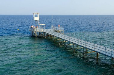 SHARM EL SHEIKH, EGYPT - 16 Eylül 2020: Kimliği belirsiz kişiler popüler otel Stella Di Mare Sharm Beach Hotel & Spa 5 'te iskelede