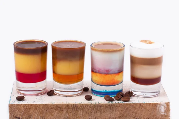 coff izole beyaz zemin üzerine dört renkli coffeeshots