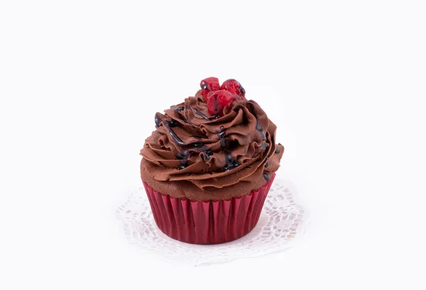 Chocolade cupcake met veenbessen op geïsoleerde witte achtergrond — Stockfoto