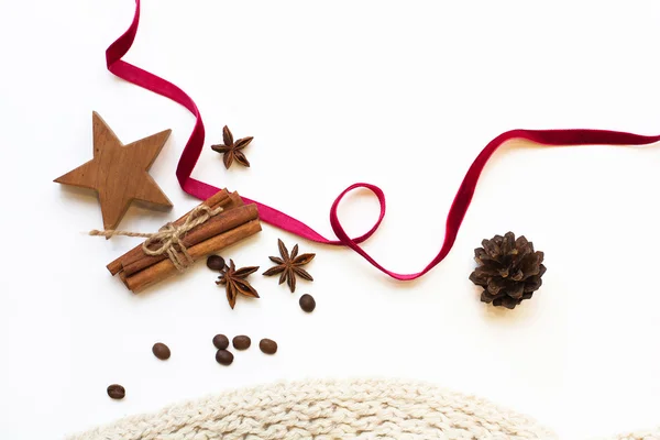 kırmızı kurdele ve beyaz izole b kahve çekirdekleri ile ahşap yıldız