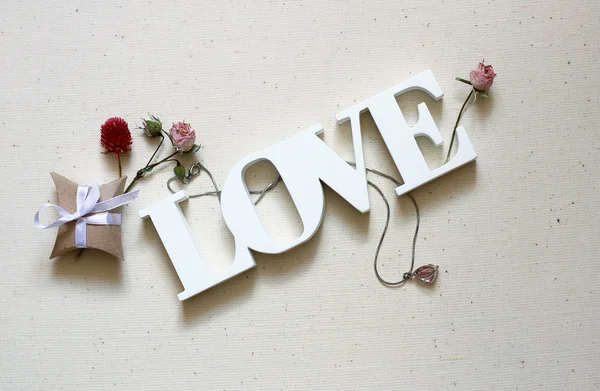 antika arka plan üzerinde beyaz tahta kelime aşk