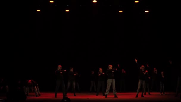 Concierto de Tver del estudio de danza hip hop Tims 30.06.2021. El grupo de jóvenes baila demostraciones al estilo del hip hop — Vídeos de Stock