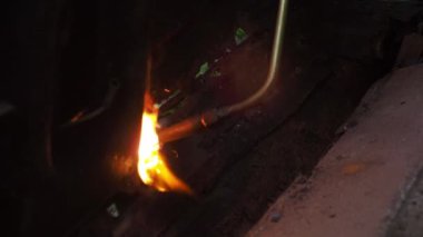 Metali gaz ocağıyla kesiyor. Metal kesen bir adam. Propan ve oksijenle kesilmiş. Eski metal yapıların analizi