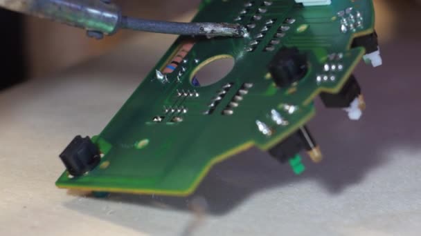 Solder papan dengan solder. memperbaiki papan unit kontrol — Stok Video