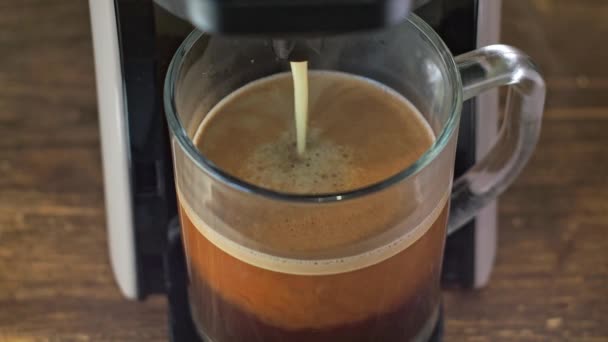 Café se vierte de la máquina de café. primer plano desde arriba. café espresso caliente hecho en casa. verter café recién molido. por la mañana bebo café fresco asado — Vídeos de Stock