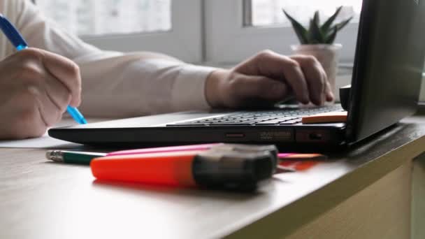 Desktop. Männerhände im Hemd schreiben mit einem Stift auf ein Blatt Papier. ein Mann an seinem Schreibtisch. Arbeiten aus der Ferne — Stockvideo
