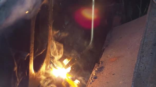 Skär metall med en gasbrännare. En man skär metall. skärning med propan och syre. analys av gamla metallkonstruktioner — Stockvideo
