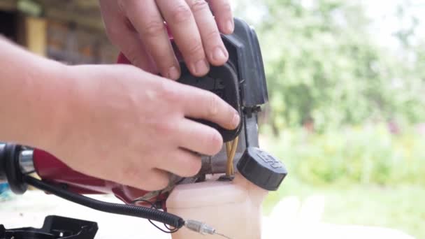 Reparación de la segadora. Un hombre pone un filtro de aire en la segadora. filtro sucio. sustitución del componente — Vídeos de Stock