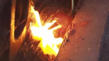 Metali gaz ocağıyla kesiyor. Metal kesen bir adam. Propan ve oksijenle kesilmiş. Metal yapılarla çalışmak. Ateşten kıvılcımlar
