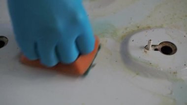 Kirli beyaz gaz sobası. Eldivenli eller kiri temizler. Ev ödevi. yakın plan