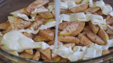 Elmalar hamurla doludur. Yalokami ile turta pişirmek. Charlotte.