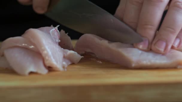 チキンフィレを閉じる。男性の手は肉をきれいにする — ストック動画