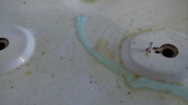 Kirli beyaz gaz sobası. Eldivenli eller kiri temizler. Ev ödevi. yakın plan