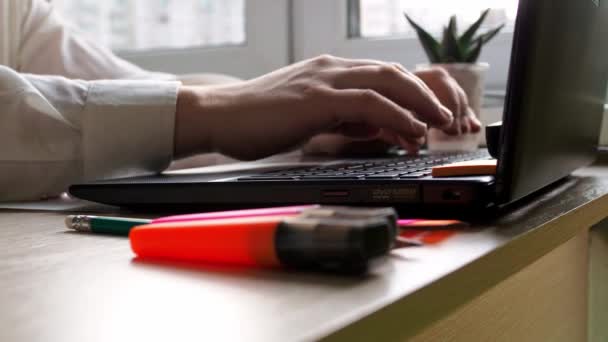 Bureaublad. Mannen handen in een shirt typen op een laptop toetsenbord. de griffier aan de balie — Stockvideo