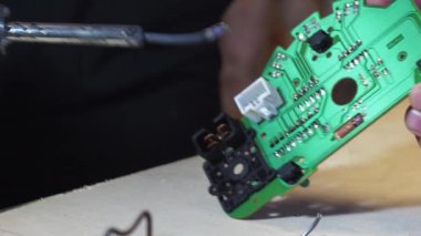 Levyeyle lehimleme. yeşil tahta yakın plan