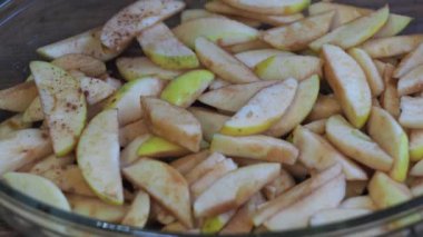 Tarçınlı elmaları şekle sokun. Yalokami ile turta pişirmek