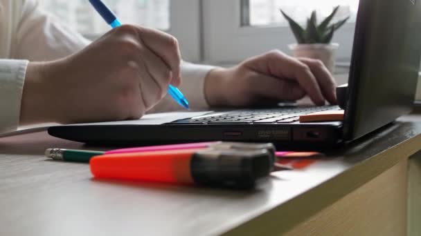 Desktop. mens hands in a shirt write on a piece of paper with a pen . a man at his desk. work in the office — Video