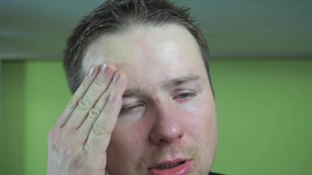 Un malade se cogne le nez dans un mouchoir. mouillé par la température. un rhume, un virus. dans une veste chaude — Video