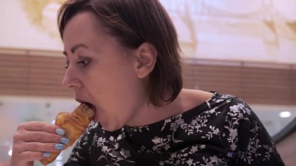 Žena u stolu má croissant. koláč. sladká svačinka s kávou. pití kávy — Stock video