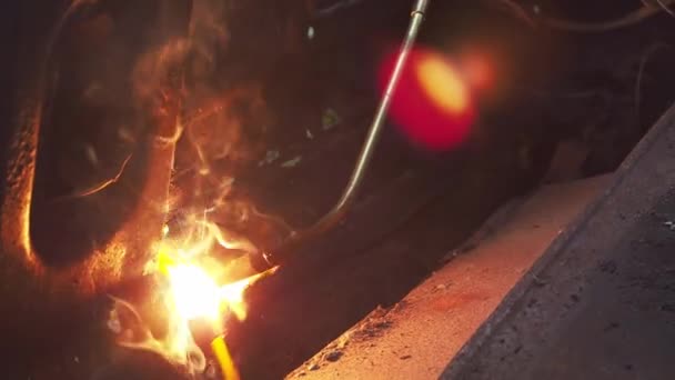 Cutting metal with a gas burner. a man cuts metal. cutting with propane and oxygen. working with metal structures. sparks from the fire — Stockvideo