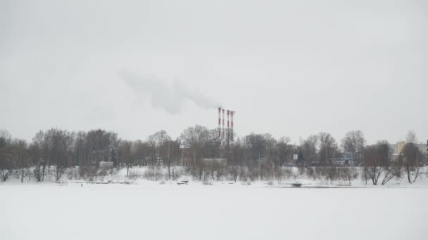 Εργοστασιακές πίπες που καπνίζουν στη μέση της πόλης μια παγωμένη μέρα. ρύπανση του περιβάλλοντος. industr — Αρχείο Βίντεο