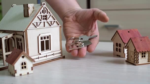 Gantungan kunci dengan kunci apartemen baru di tanganmu. Pembelian real estate. kunci indah untuk gedung baru — Stok Video