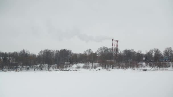 Εργοστασιακές πίπες που καπνίζουν στη μέση της πόλης μια παγωμένη μέρα. ρύπανση του περιβάλλοντος. industr — Αρχείο Βίντεο