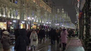Moskova Ocak 2022. Nikolskaya Sokağı 'nın Noel süsleri. Çok güzel Noel çelenkleri