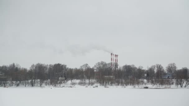 Las pipas de la fábrica están fumando en un día helado. contaminación ambiental. industria pesada en la ciudad — Vídeo de stock