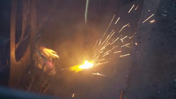 Couper le métal avec un brûleur à gaz. un homme coupe du métal. découpage au propane et à l'oxygène. analyse des structures métalliques anciennes. étincelles du feu — Video
