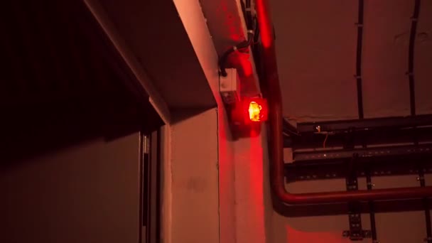 Alarm system in the room. red burning siren on the door. red lights are spinning in the corners of the room — Wideo stockowe