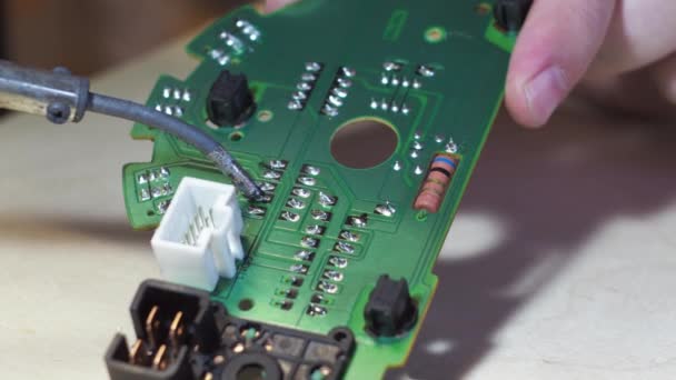 Soldering of the board of the control unit with a soldering iron. the board is a close-up — 图库视频影像