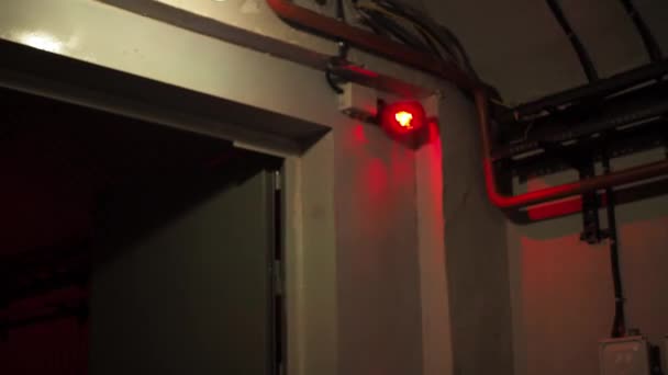 Système d'alarme intérieure. une sirène rouge brûlante au coin de la porte. lumières rouges tournent dans les coins de la pièce — Video