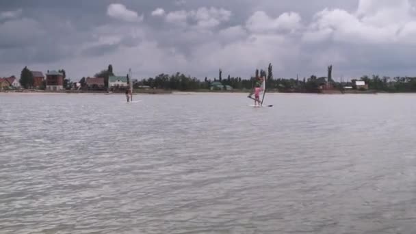 Vista da praia a partir do mar. atletas vão windsurfing.entertainment no mar. esportes aquáticos — Vídeo de Stock