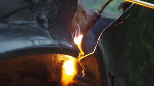 Couper le métal avec un brûleur à gaz. un homme coupe du métal. découpage au propane et à l'oxygène. analyse des structures métalliques anciennes. voitures — Video