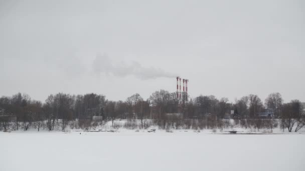 Fabriksrör som röker mitt i stan en kylig dag. miljöföroreningar. industr — Stockvideo